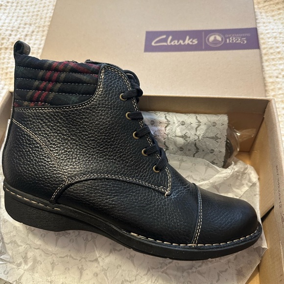 Clarks women’s Black Leather Boots - Picture 5 of 8